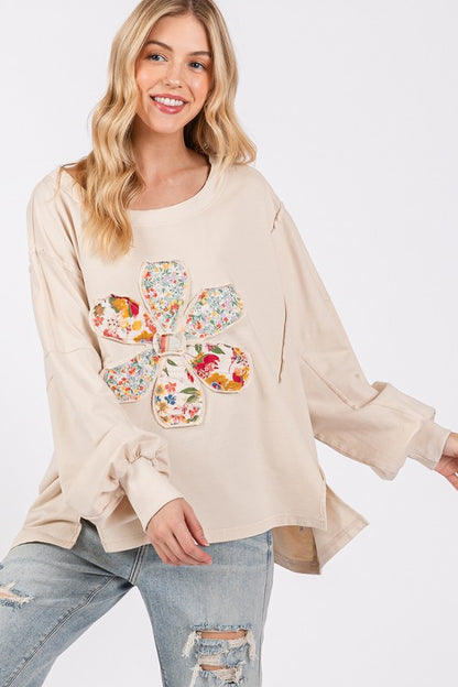 Blusa holgada con hombros caídos y parche de flores de SAGE + FIG