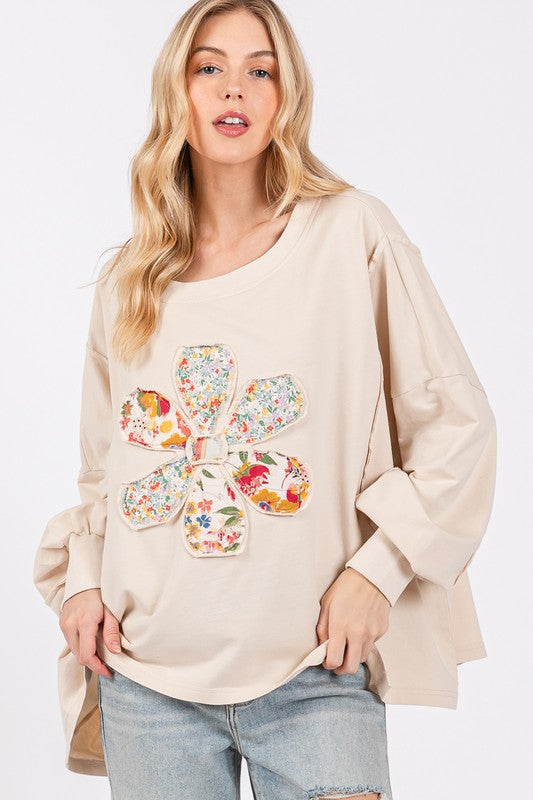 Blusa holgada con hombros caídos y parche de flores de SAGE + FIG