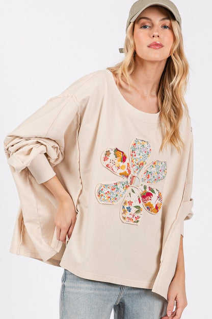 Blusa holgada con hombros caídos y parche de flores de SAGE + FIG