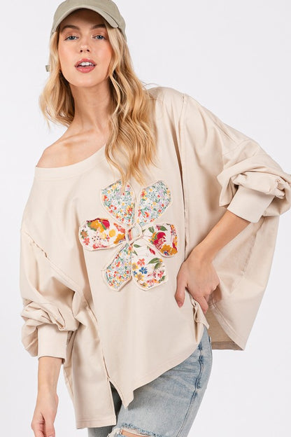 Blusa holgada con hombros caídos y parche de flores de SAGE + FIG