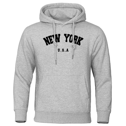 Sudadera con capucha holgada de manga larga con estampado de ciudad de Nueva York y letras de EE. UU. para hombre