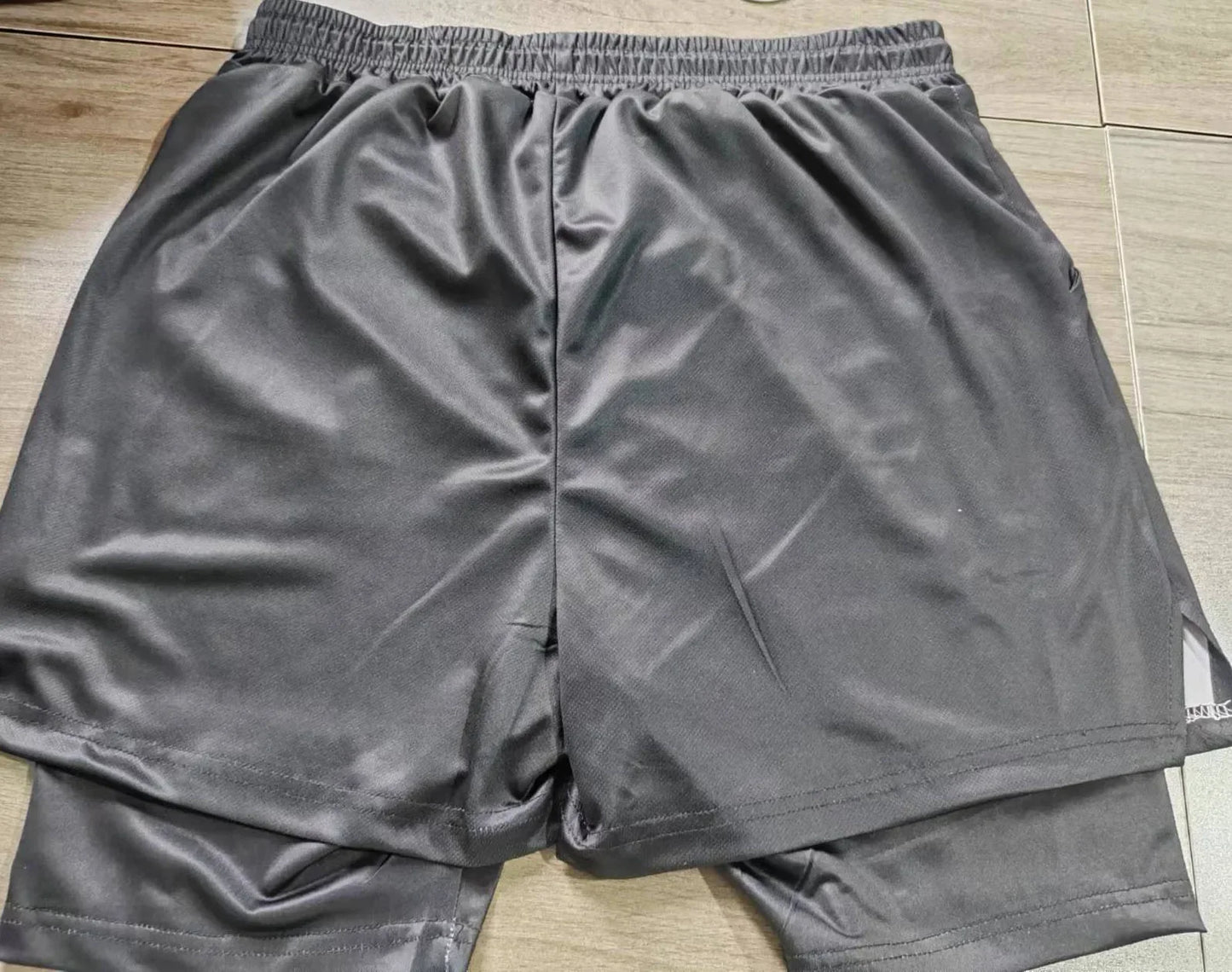 Pantalones cortos de fitness de doble capa de moda para hombre, pantalones cortos ajustados de fitness de verano de secado rápido y transpirables, ropa deportiva y de fitness para hombre