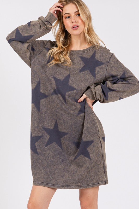 Vestido de cuello redondo con estampado de estrellas lavadas de SAGE + FIG 